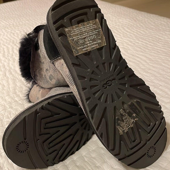 Ugg gray python short boot. Size 10 - Picture 6 of 11